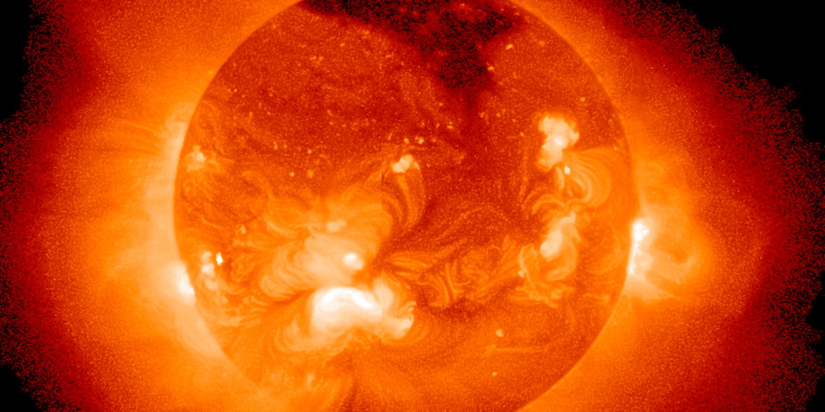 Auf dieser Röntgenaufnahme der Sonne sind Eruptionen aus elektrisch geladenem Gas als roter Nebel zu sehen