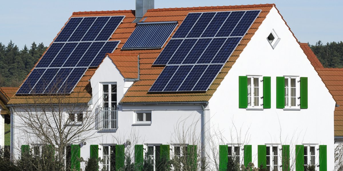 Ein Haus mit herkömmlichen Photovoltaik-Zellen