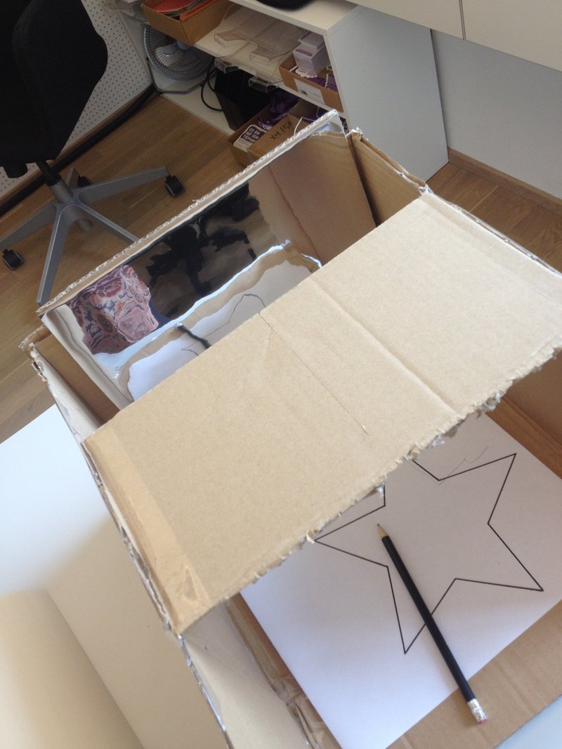 La boîte est fabriquée avec un carton découpé et un miroir