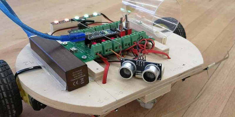 Halb fertig zusammengebaute Platinen, LEDs und andere Bestandteile für einen Arduino Roboter