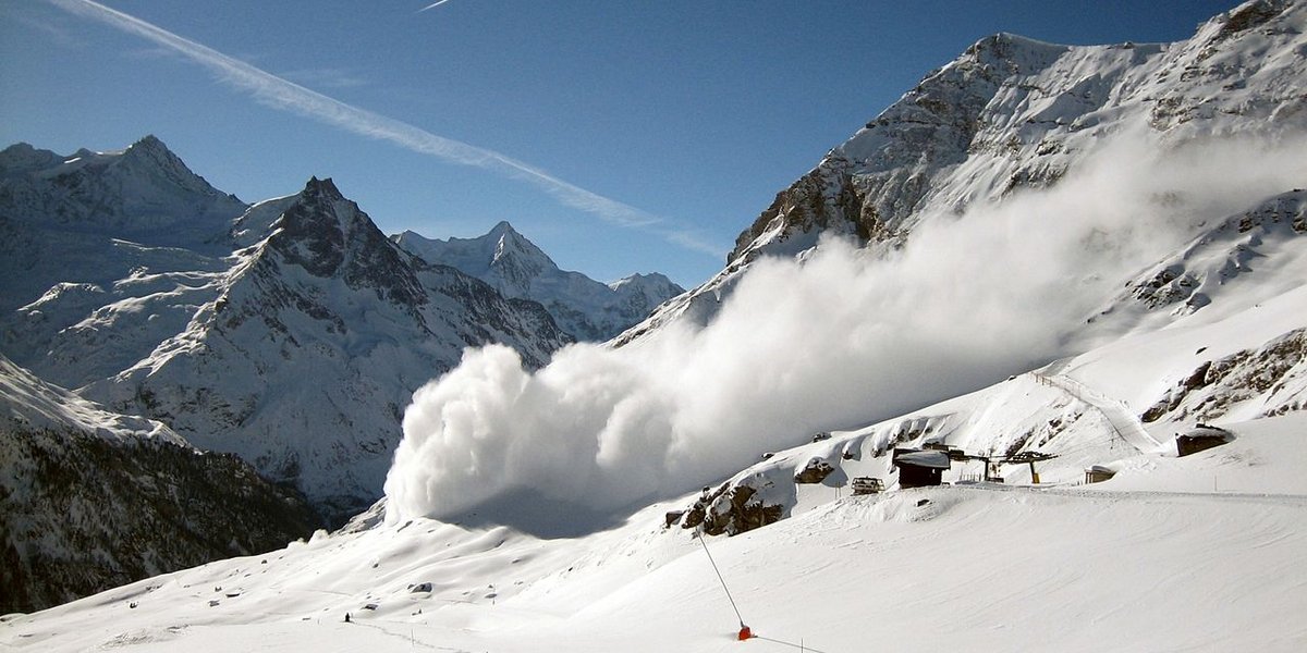 avalanche poudreuse au dessus de Zinal