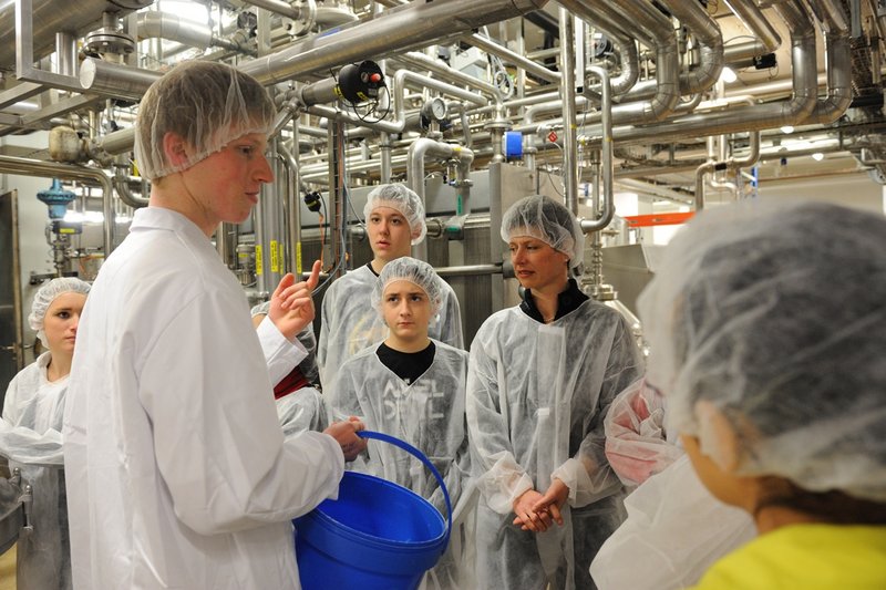 Milchtechnologe Christian Brücker erklärt die Vorbehandlung der Milch