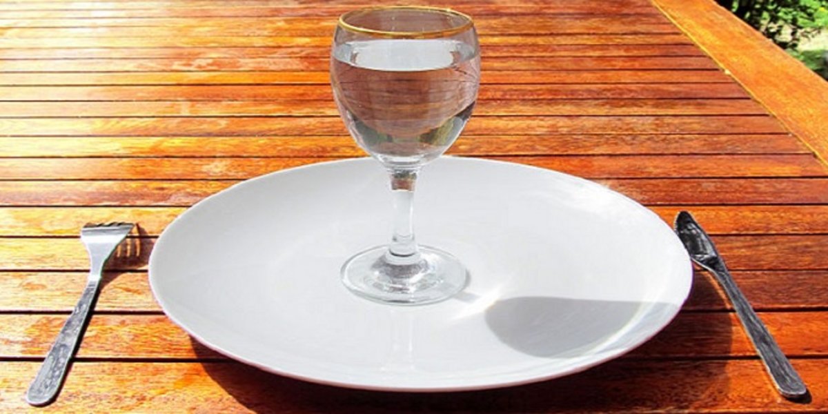 Verre d'eau dans une assiette