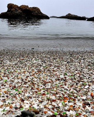 Strand mit vielen bunten Glas-Kieseln