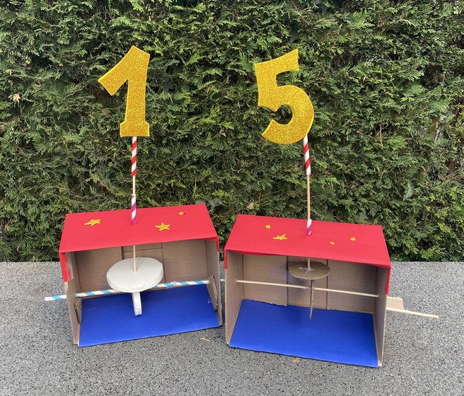 Deux théâtres à manivelle mettent en mouvement les chiffres 1 et 5