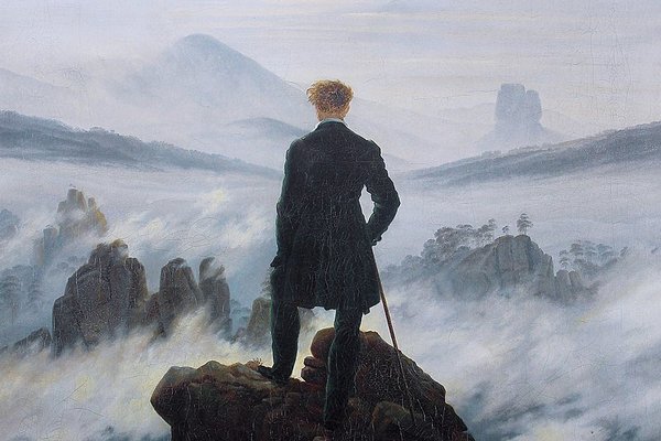 Ölgemälde eines Mannes von hinten, der auf einer Kuppe über das Nebelmeer blickt