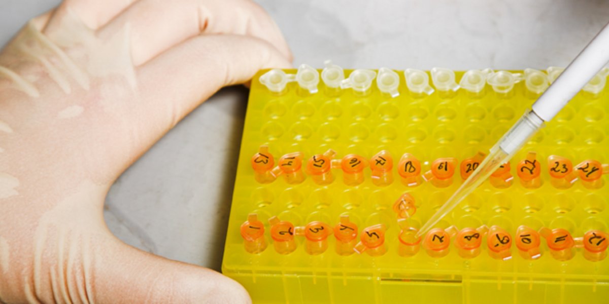 En biologie synthétique, on travaille surtout avec des micropipettes au laboratoire.