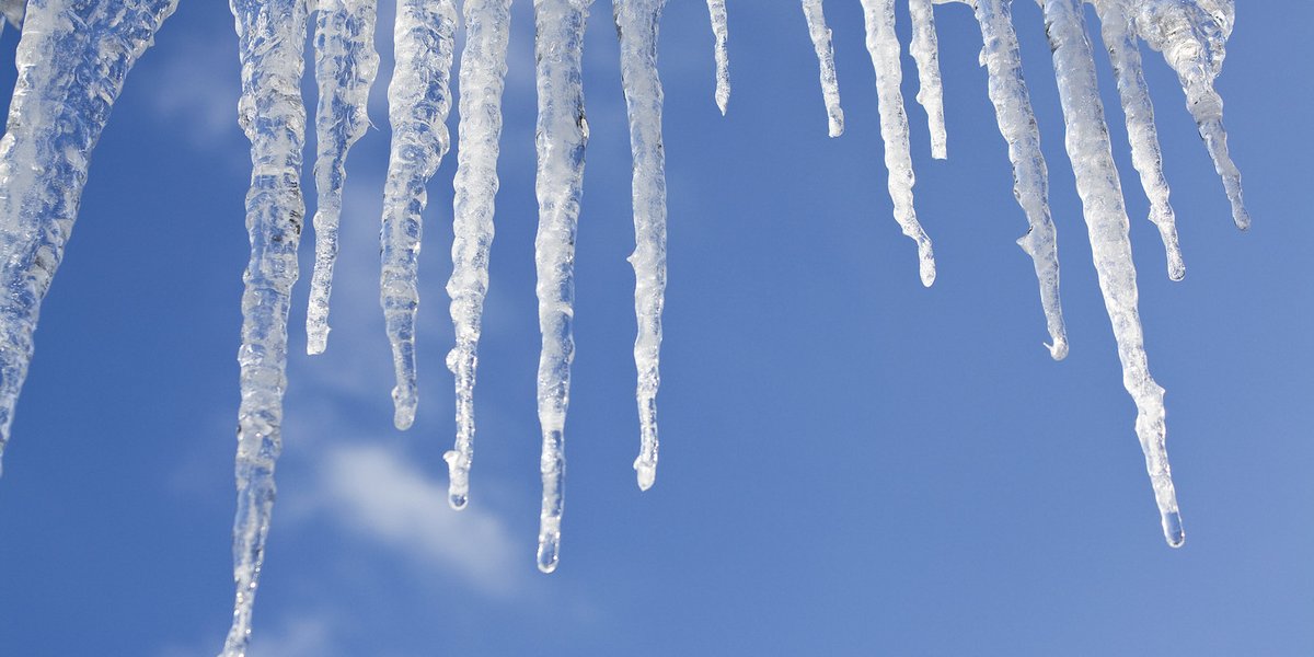Des stalactites de glace se forment quand la température passe en-dessous de zéro degré Celsius