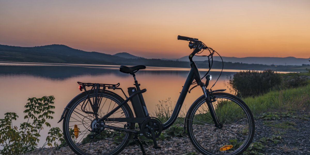 Le moteur de ce vélo électrique n'aide le cycliste que lorsqu'il pédale