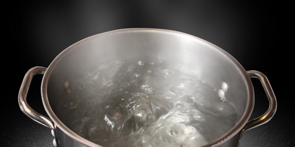 Eau bouillante dans une casserole