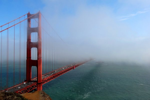 Golden Gate Bridge, teilweise vom Nebel verschluckt