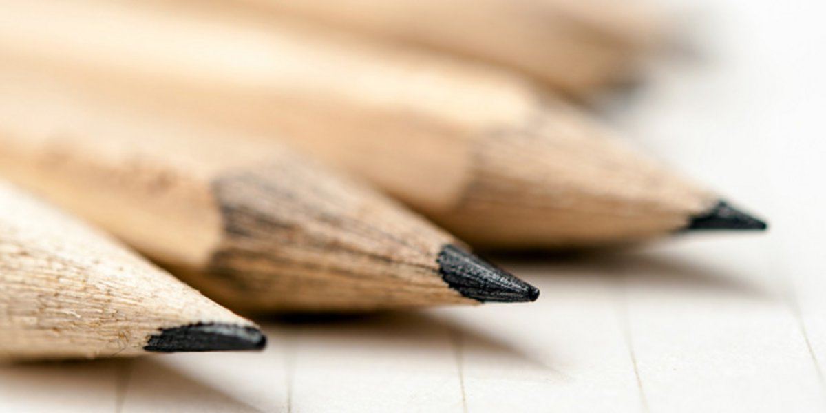 Les crayons à papier sont fait d'une mine de graphite et d'argile prise en sandwich au milieu de deux baguettes de bois.