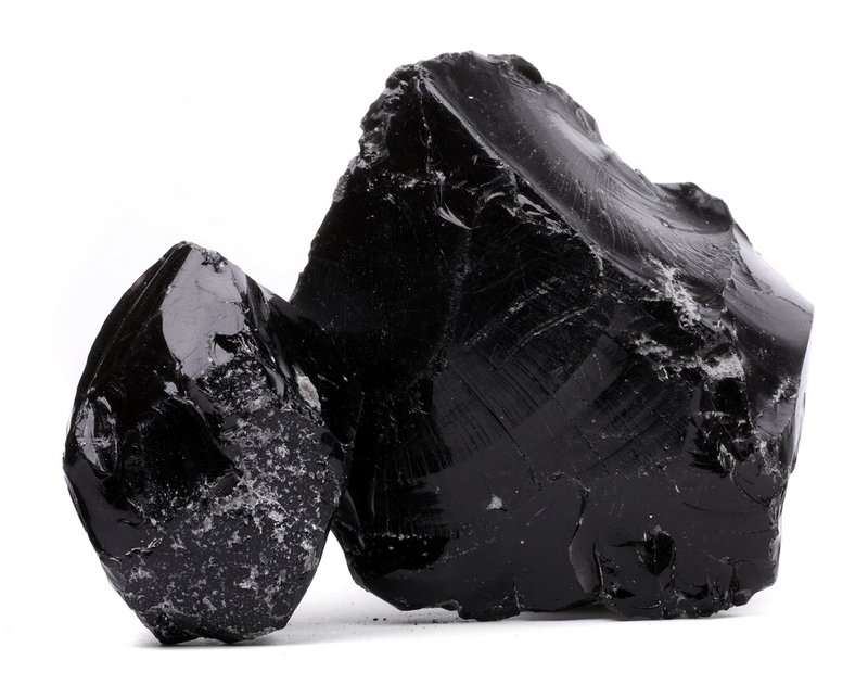 L’obsidienne est une roche volcanique vitreuse foncée et lisse.