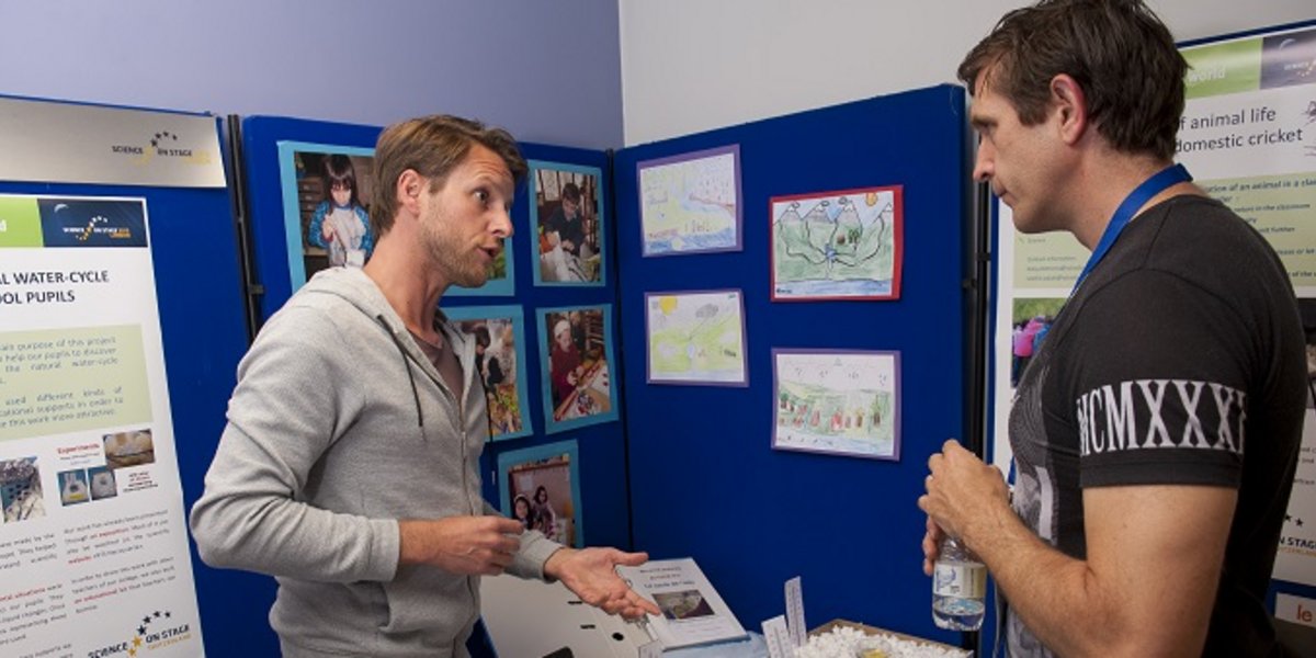 Julien Rochat devant le poster de son équipe