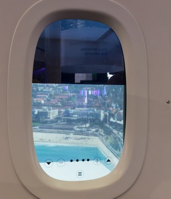 Blick aus einem im oberen Teil abgedunkelten Flugzeugfenster