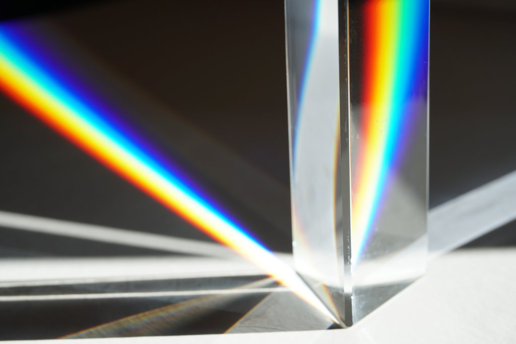 Glasprisma mit Regenbogen-Reflexionen