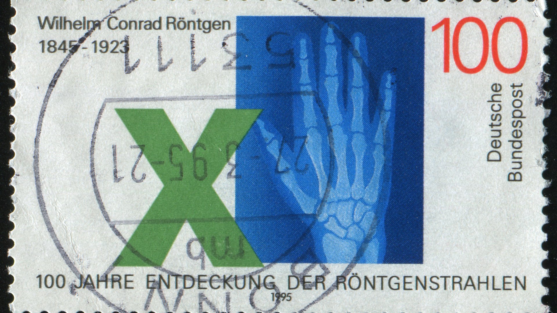 Gedenkbriefmarke der Deutschen Post mit einem grossen grünen X und der Röntgenaufnahme einer Hand 