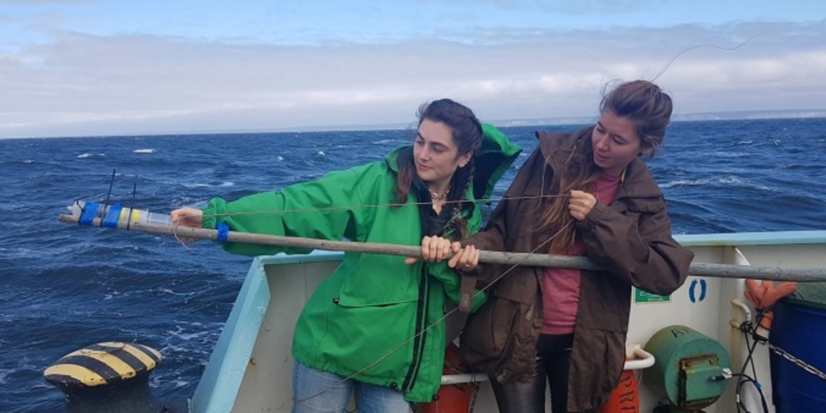 Anja Hajdukovic et Amélie Gelbmann  sur le bateau de recherche