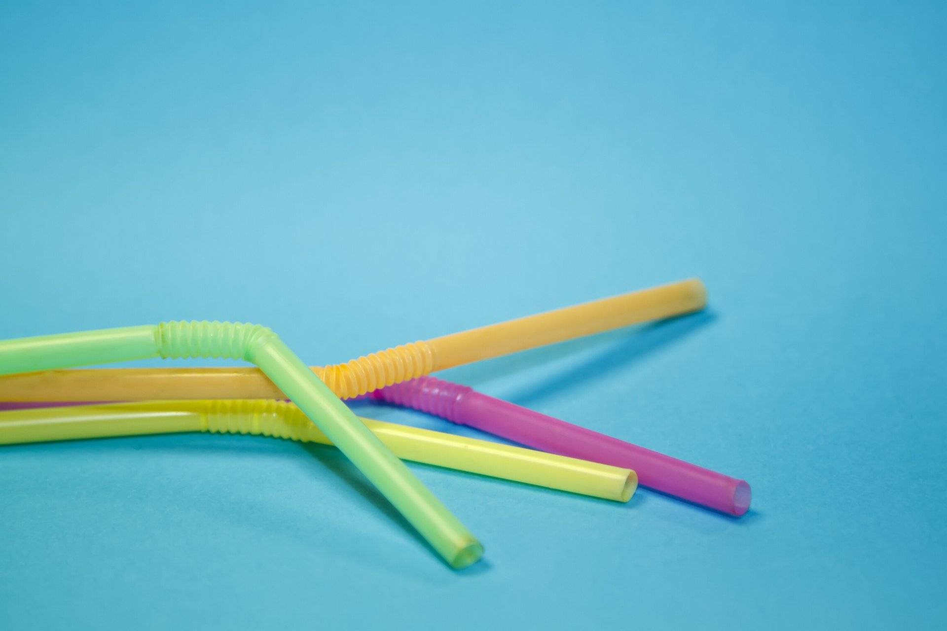Pailles en plastique de différentes couleurs