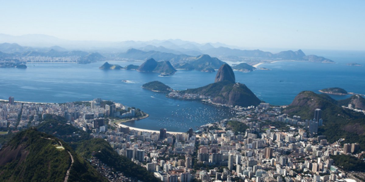 Le pain de sucre et la plage de Botafogo vus depuis Corcovado, à Rio de Janeiro au Brésil.