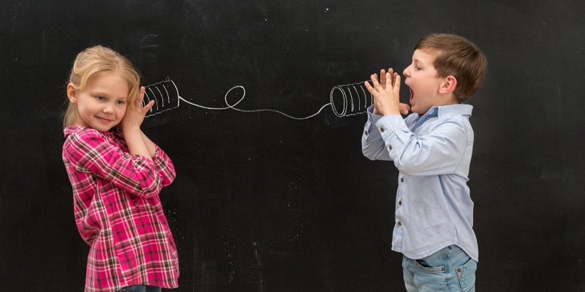 Enfants se parlant à travers des téléphones faits de ficelle et de gobelets