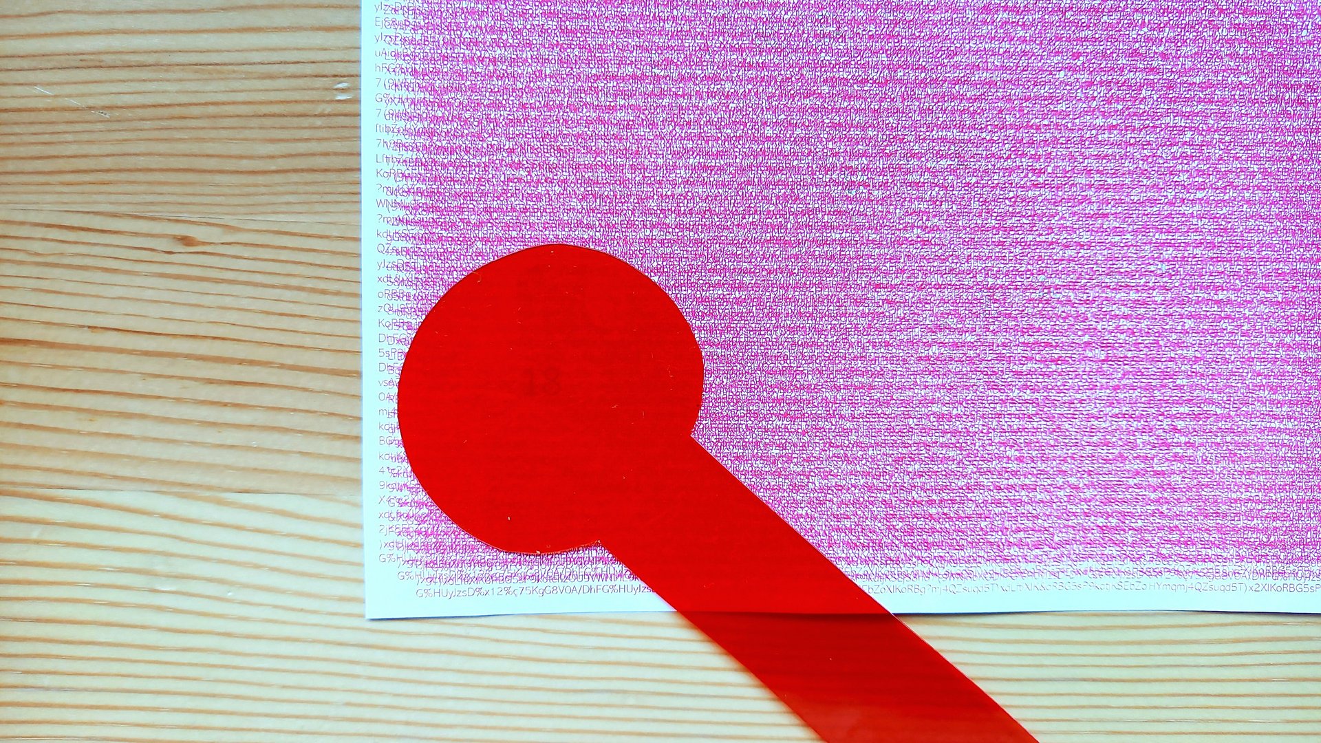 Karte mit rotem Störmuster, rote "Lupe" aus Plastikfolie darübergelegt
