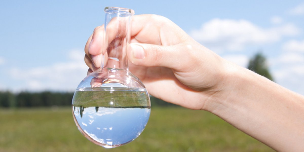 Au laboratoire on utilise de l'eau purifiée.