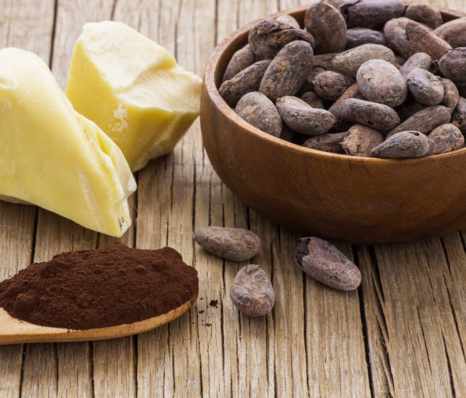 fèves de cacao grillées, morceaux de beurre de cacao, poudre de cacao