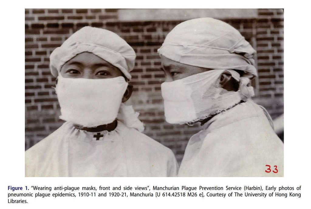 Zwei chinesische Ärzte oder Pfleger mit Mundschutz und Hauben, Archivbild von ca. 1910