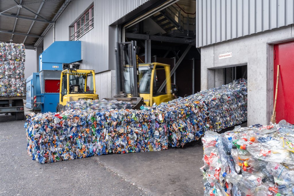 Bouteilles en PET compactées en balles livrées au centre de tri