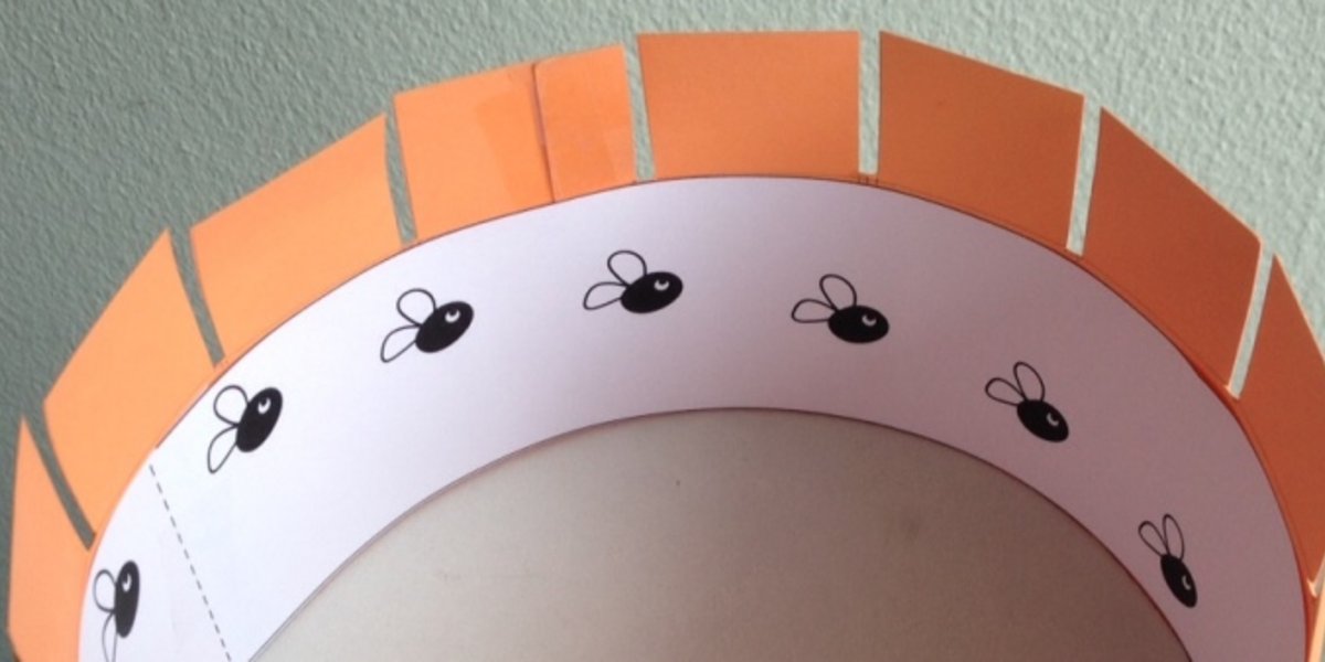 Un carton circulaire avec des fentes par lesquelles on voit des images animées