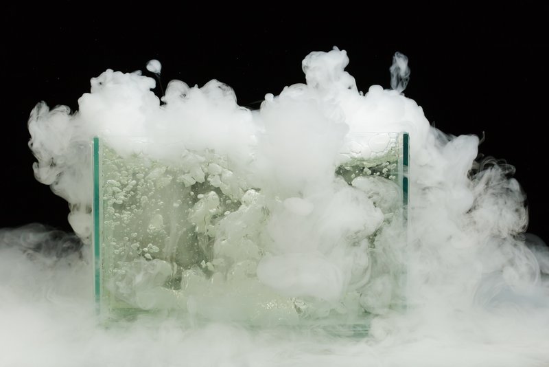 La glace carbonique placée dans l'eau produit de la brume