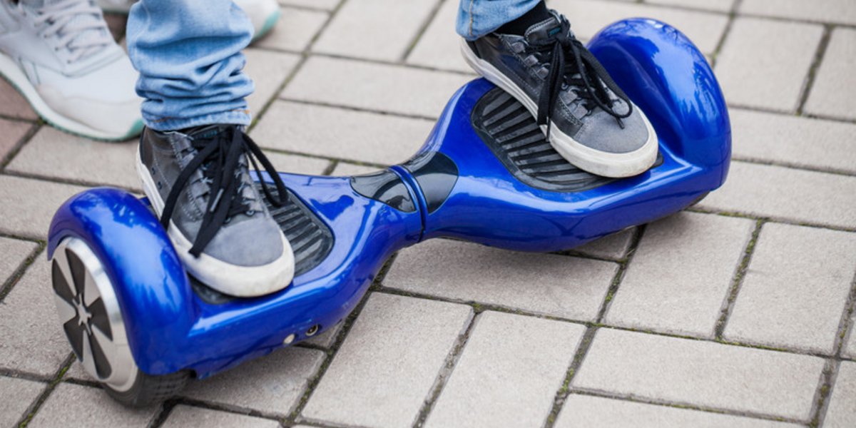 Personne qui utilise un hoverboard