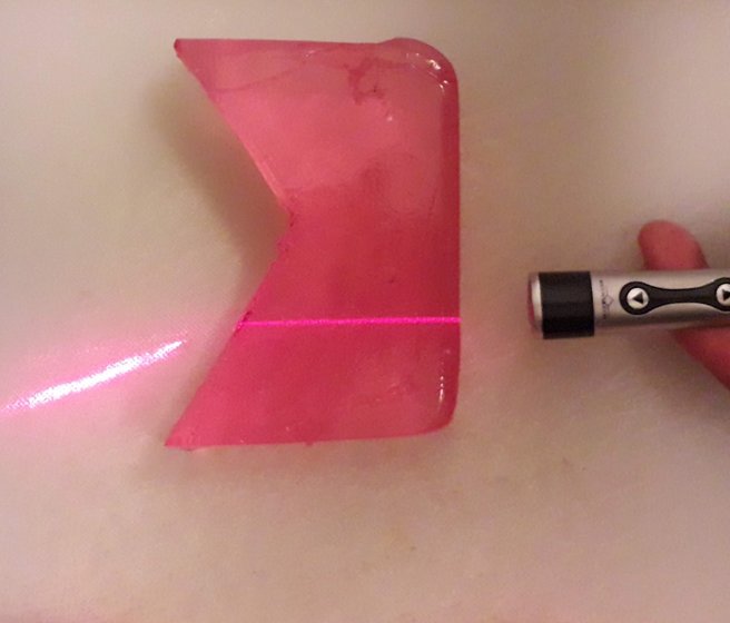 Si la lumière arrive perpendiculairement mais pas au centre du morceau de gelée concave, elle sera déviée vers l'extérieur