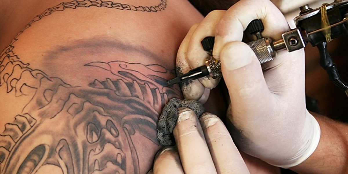 Un tatoueur en plein travail