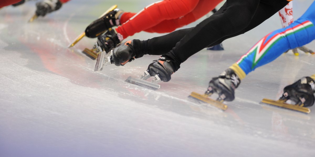 Eisschnellläufer bei einem Rennen