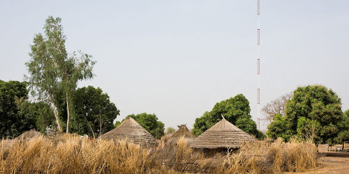 Mobilfunkantenne in einem Dorf in Gambia