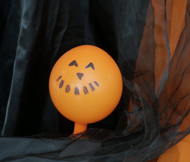 Un ballon orange avec un visage