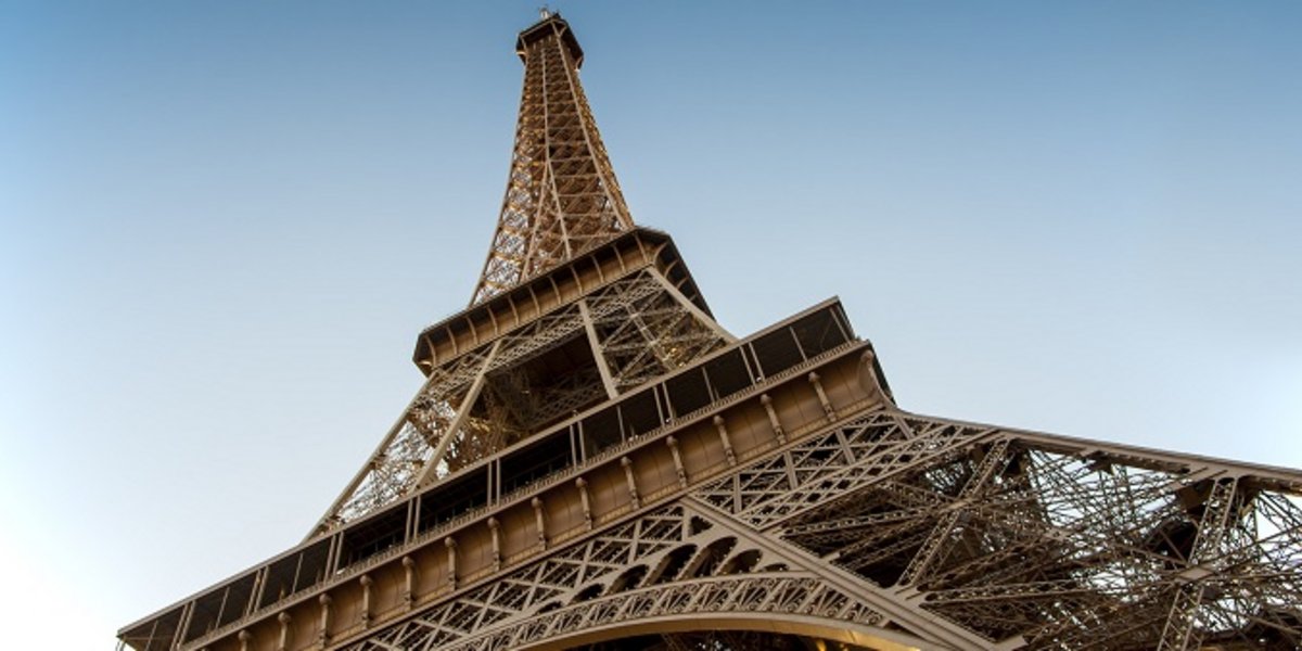 La tour Eiffel est en acier