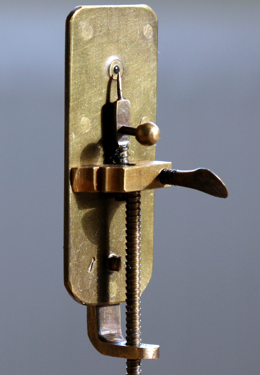 Metallene Vorrichtung mit eingelassener Linse auf einem höhenverstellbaren Gewinde
