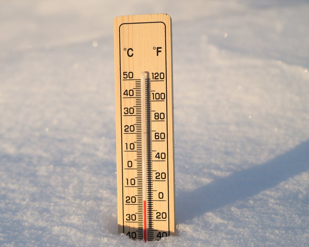 Un thermom&egrave;tre pos&eacute; dans la neige