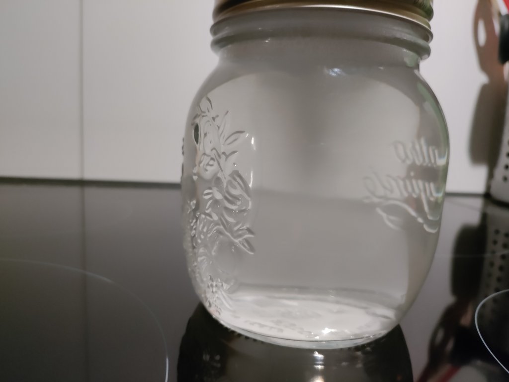 Wassergefülltes Glas mit Wirbel