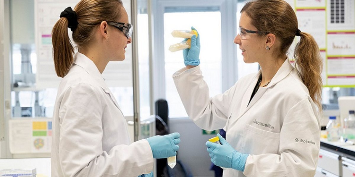 Jacqueline Mock &#40;à droite sur la photo&#41; et une apprentie laborantine en biologie