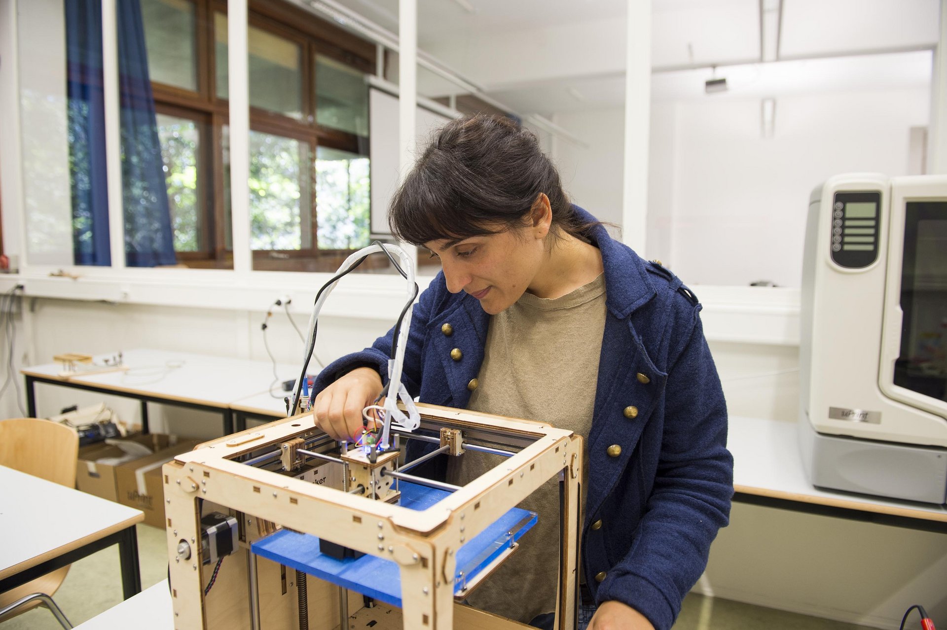 Serena Cangiano an einem 3D-Drucker
