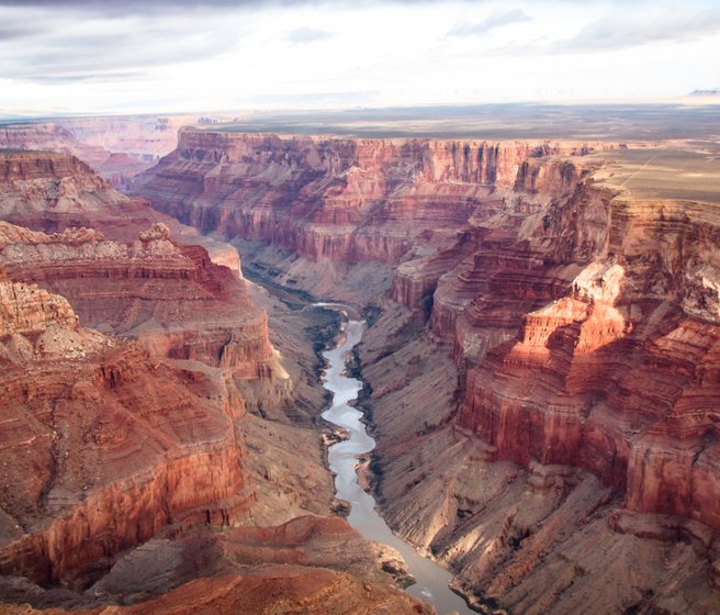 Vue du Grand Canyon aux États-Unis, avec la rivière au fond