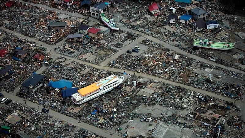 Fährschiff zwischen zerstörten Häusern in Japans Inland nach dem Erdbeben und Tsunami im März 2011