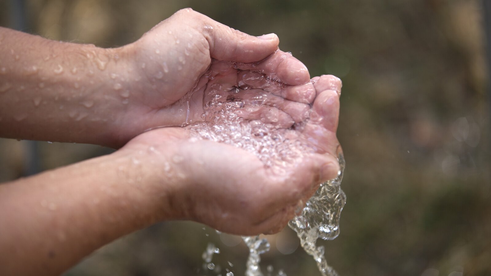 Klares Wasser in einem Paar Hände