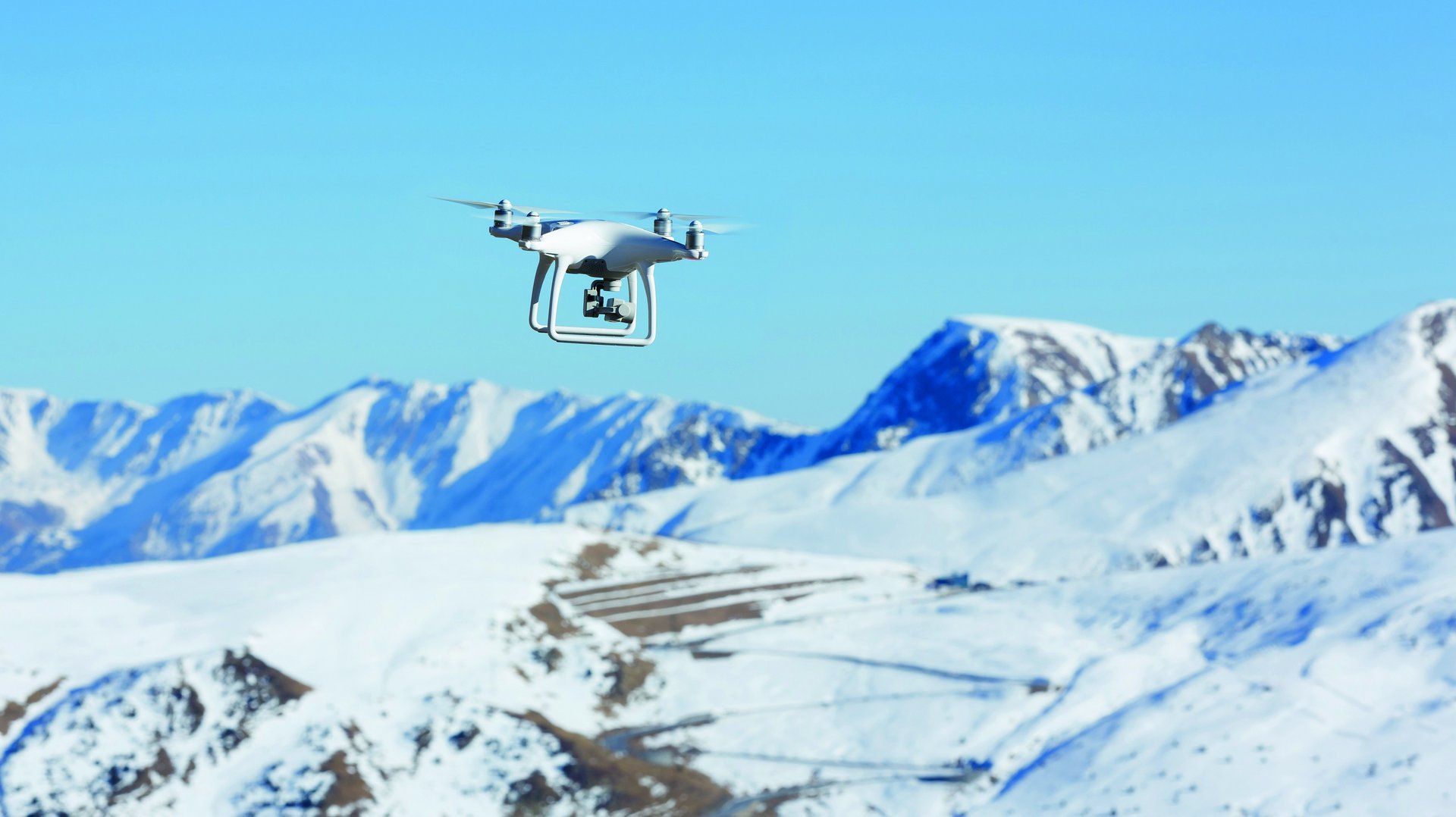 Drohne in verschneiter Bergwelt