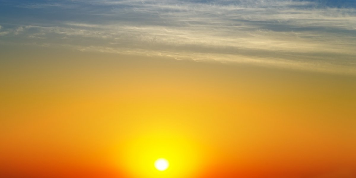 Blauer Himmel und rot-gelbe Abendsonne