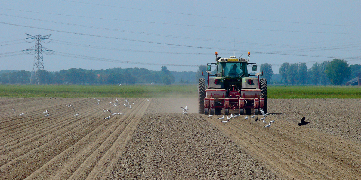 Moderne Landmaschinen fahren zentimetergenau über das Feld